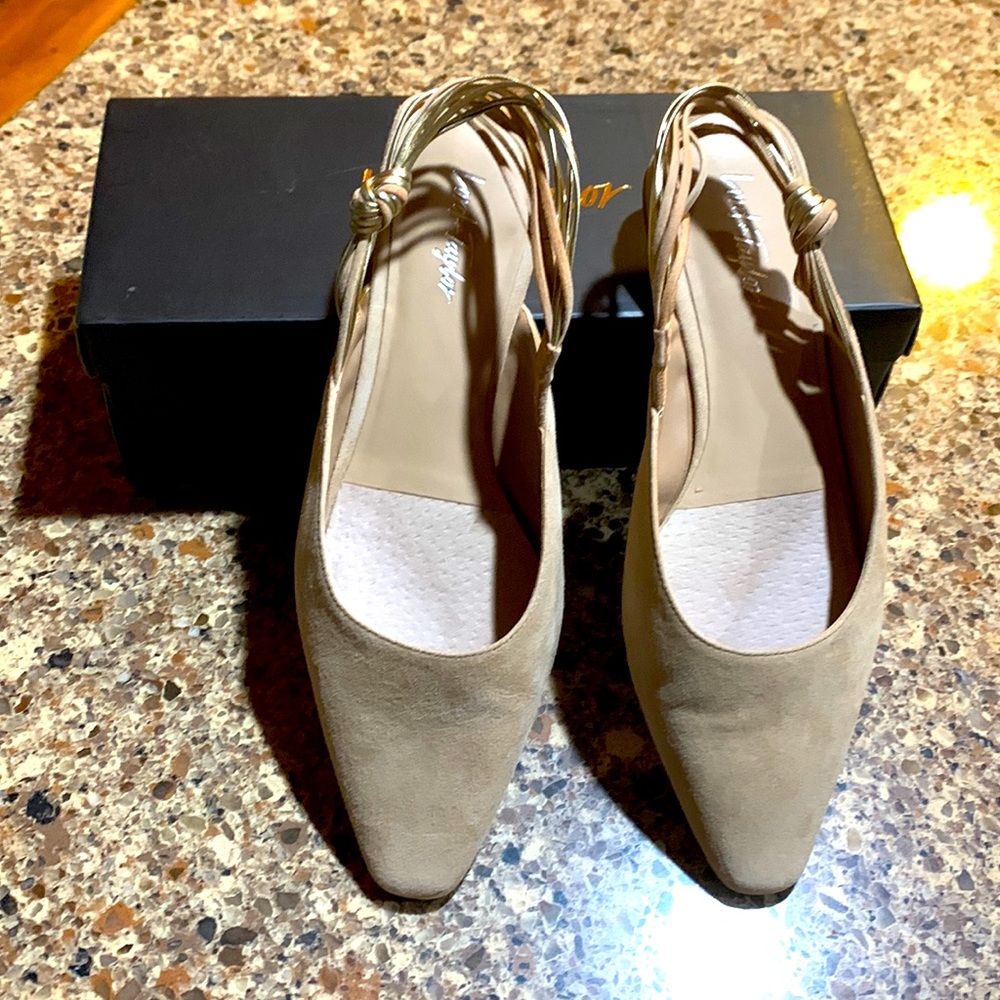 Lord & Taylor Morgan sling back women’s shoe tan color (croissant) size 8.5 M